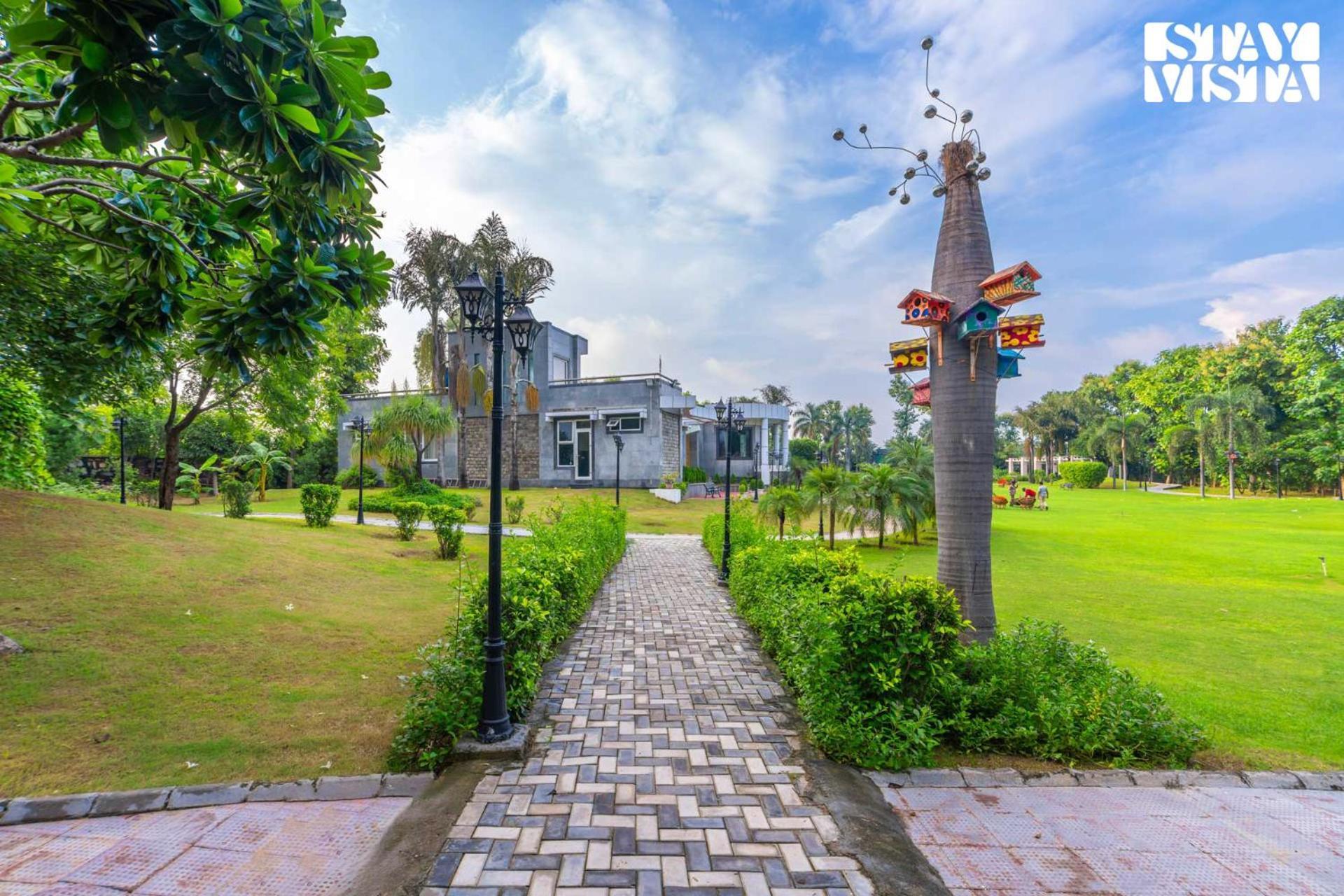 Stayvista At Wandering Vines Indoor Pool 4Bhk Luxury Villa In Delhi Sohna Exterior foto