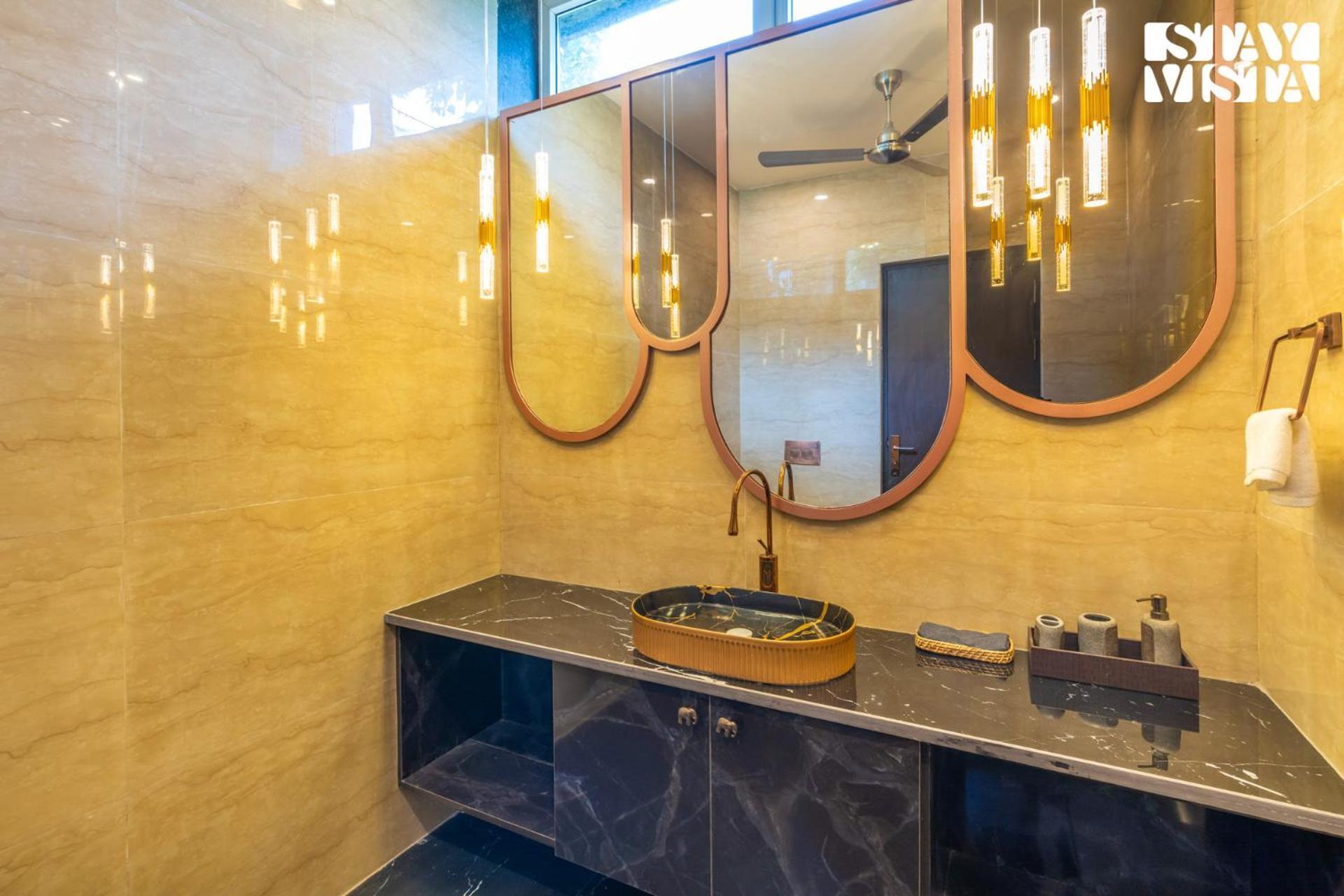 Stayvista At Wandering Vines Indoor Pool 4Bhk Luxury Villa In Delhi Sohna Exterior foto