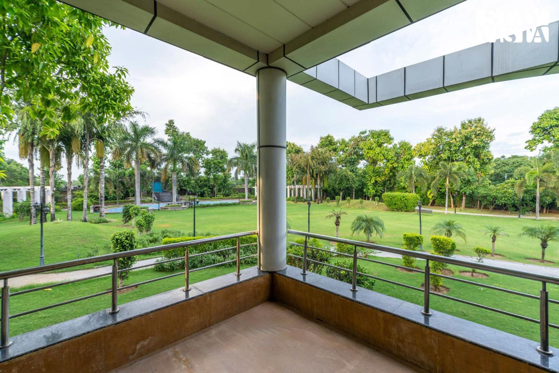 Stayvista At Wandering Vines Indoor Pool 4Bhk Luxury Villa In Delhi Sohna Exterior foto