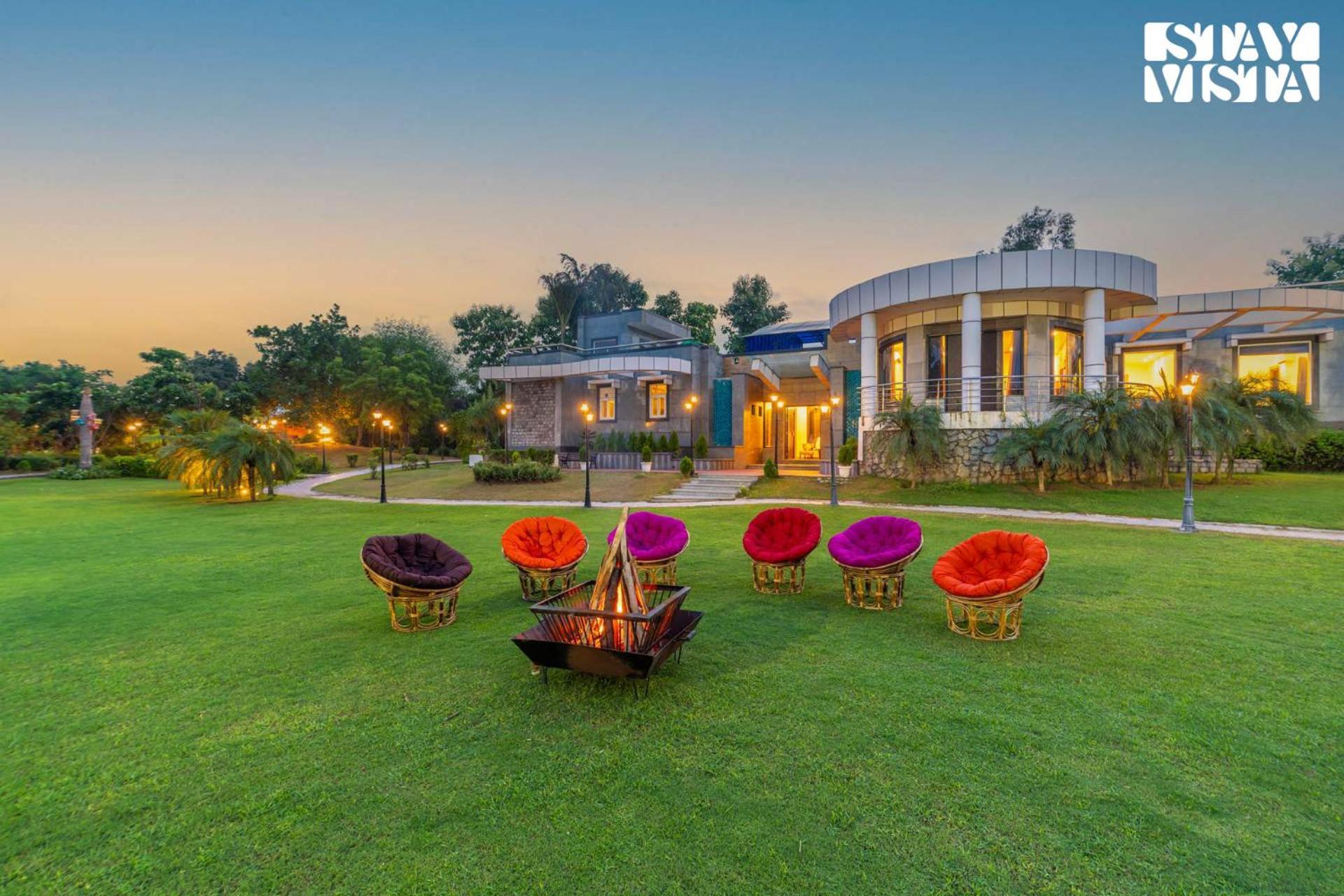 Stayvista At Wandering Vines Indoor Pool 4Bhk Luxury Villa In Delhi Sohna Exterior foto